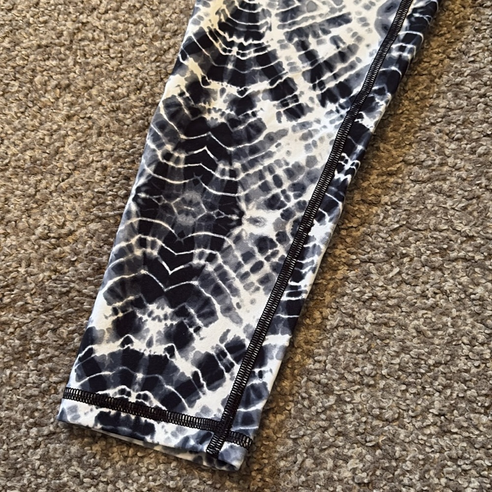 Victoria’s Secret Sport Black and White Patterned Leggings - Picture 2 of 5